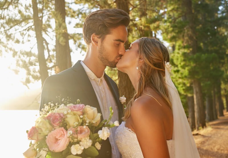 Amour durable avec un couple de jeunes mariés